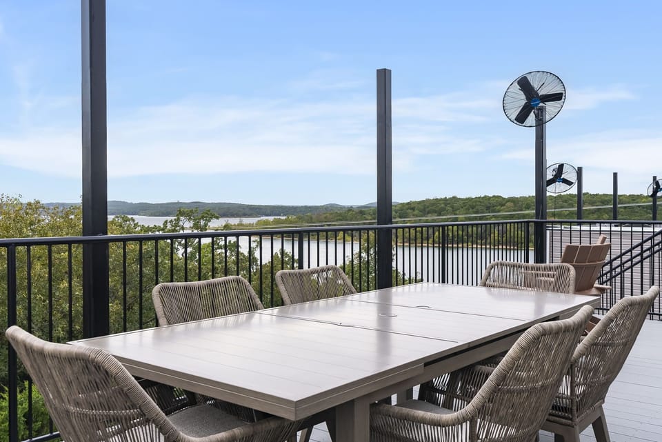 Rooftop Deck - Outdoor Dining