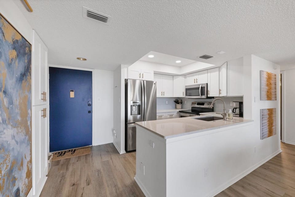 Open, fully-equipped kitchen. Beautiful flooring.