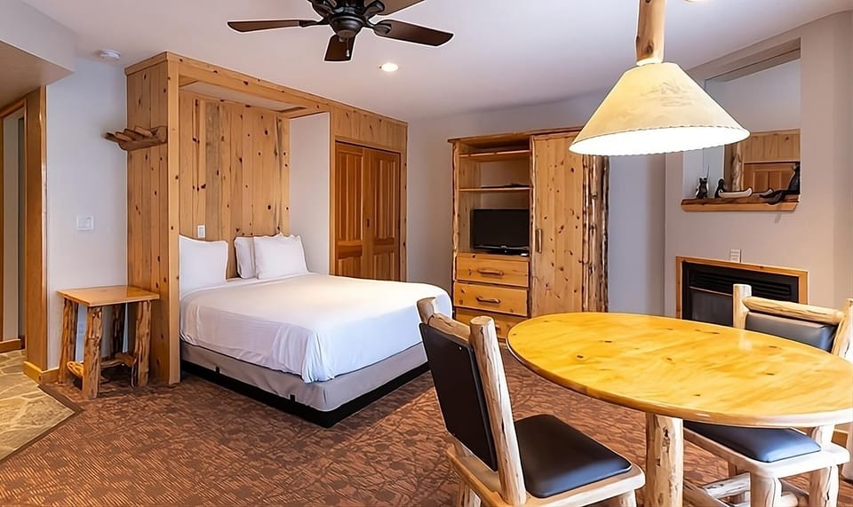 Unit with 1 Queen size bed. Exact unit will be assigned upon arrival. Views, colors and decor may vary.