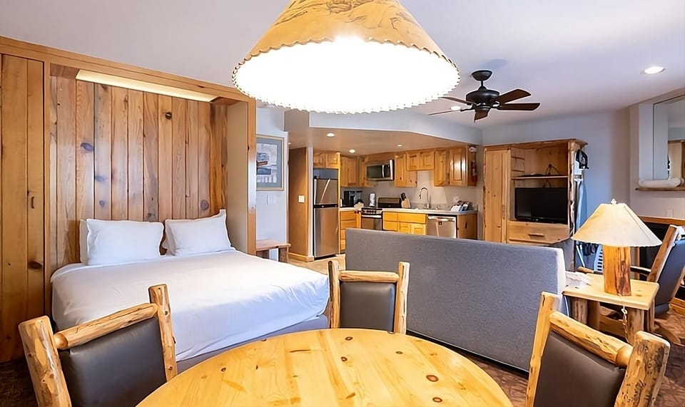 Unit with 1 Queen size bed. Exact unit will be assigned upon arrival. Views, colors and decor may vary.