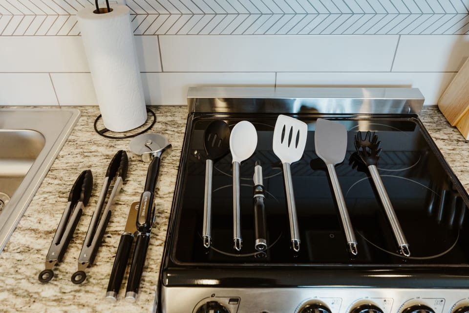[Kitchen] We include plenty of cooking utensils for your convenience.