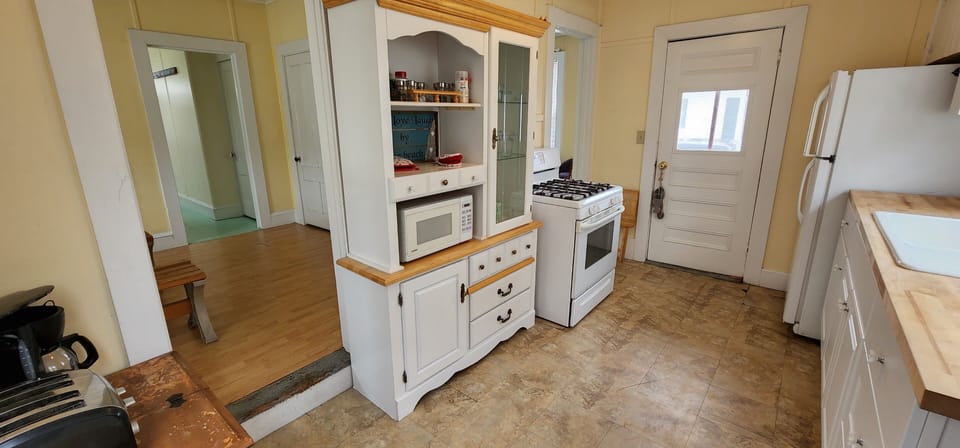 Lazy Parrot kitchen 