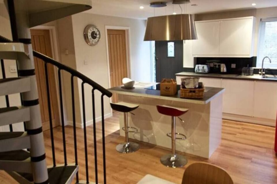 Kitchen with breakfast bar