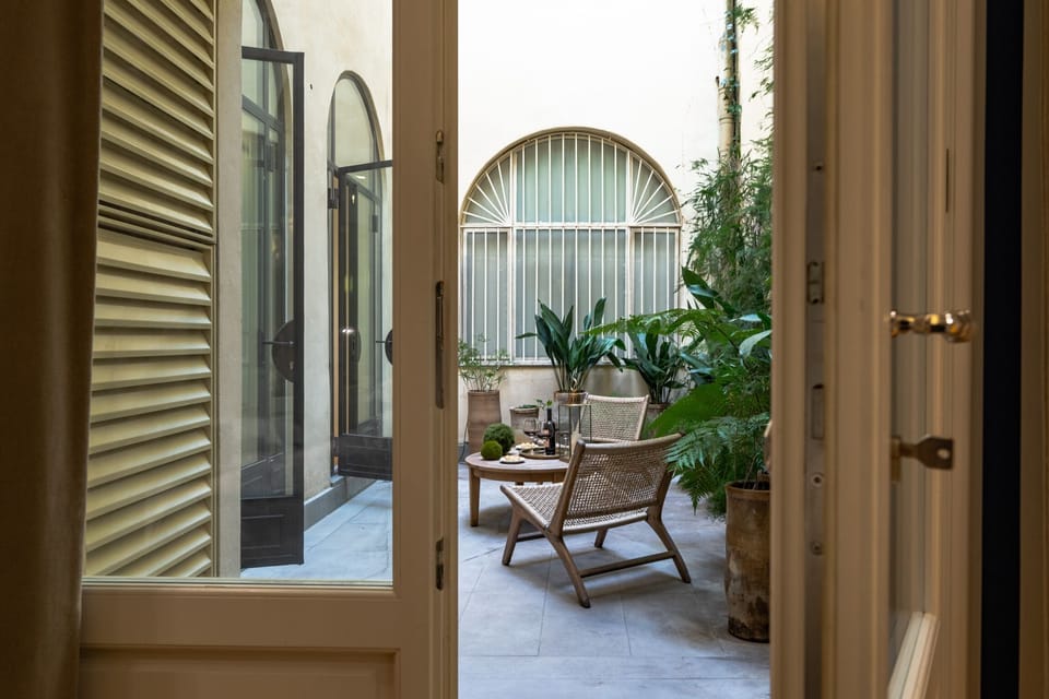 Internal courtyard with table and chairs (private use for guests)
