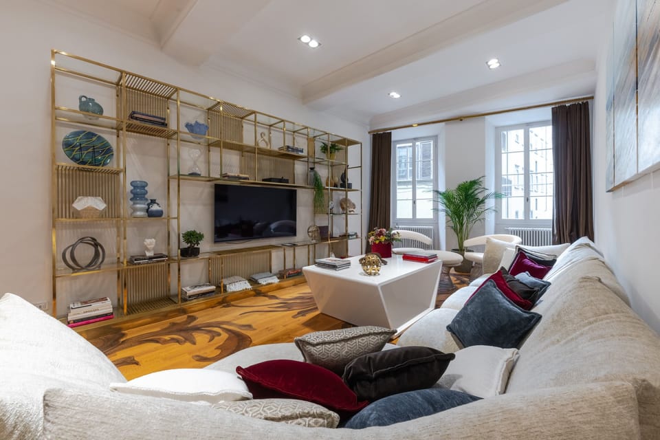 Dining & living room with windows that overlook Via Maggio and the Pitti Palace