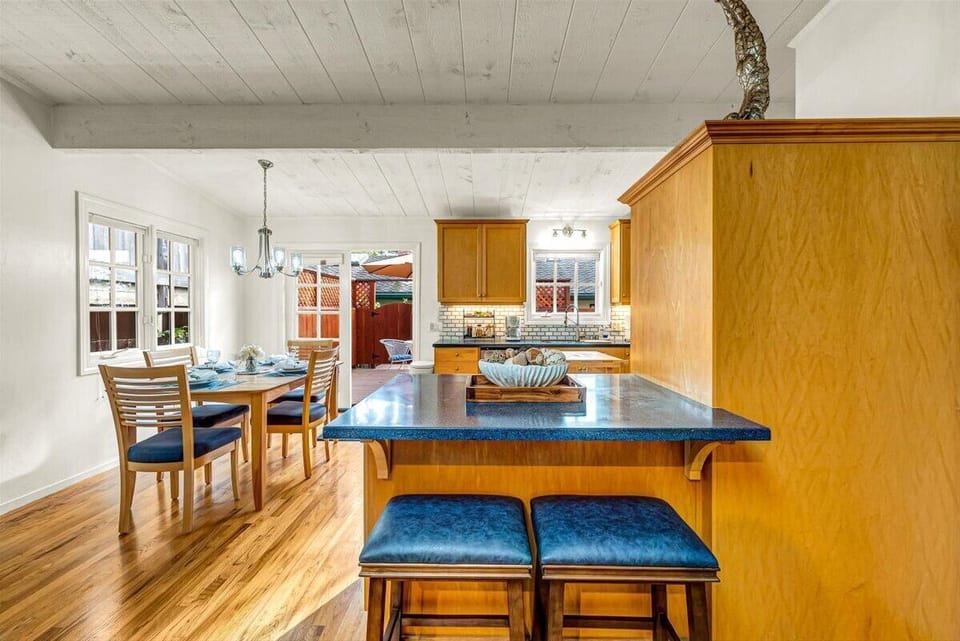 Kitchen and bar for 2