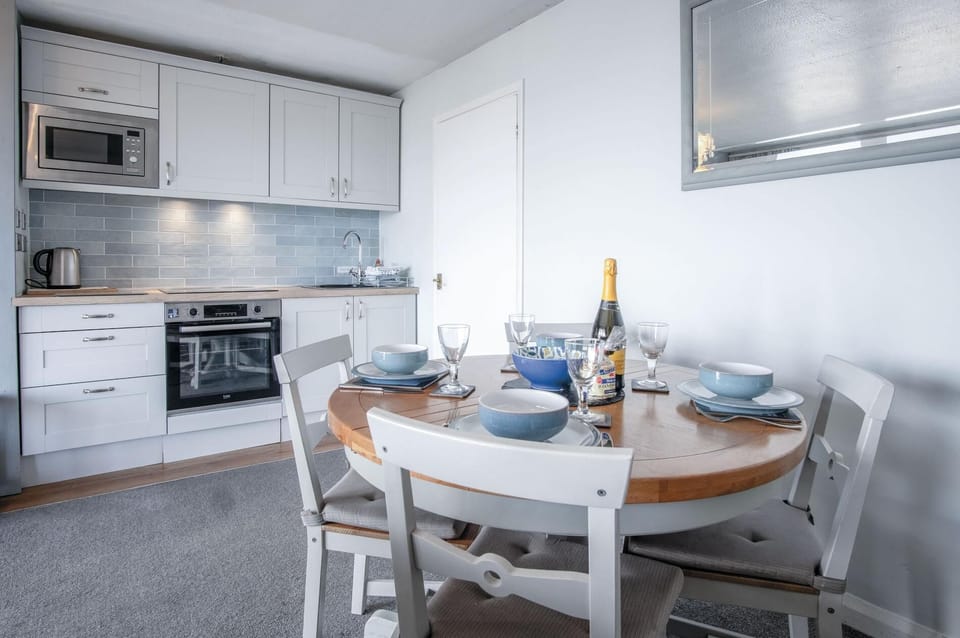 17 Beach Court - 2 Bed Apartment - Saundersfoot (17165)