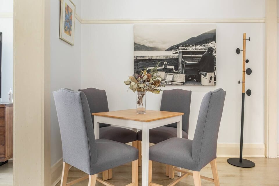 Sit down to meals at home at the four-person dining table. This can also function as a dedicated workspace with pocket Wi-Fi provided.
