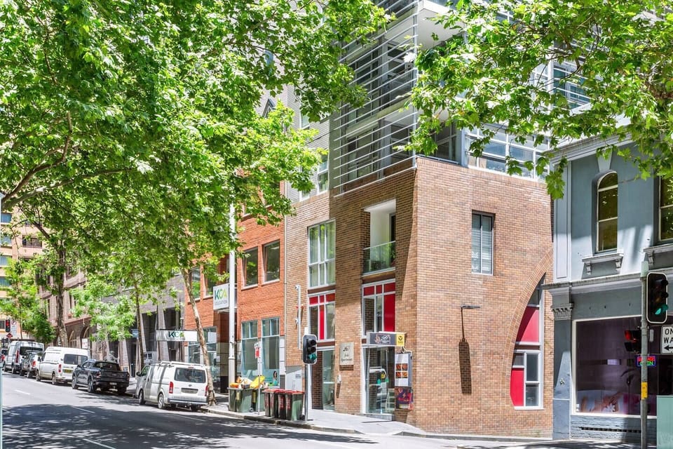The modern, north-facing studio is ideally located a stone’s throw from Darling Harbour and Town Hall Station. 

