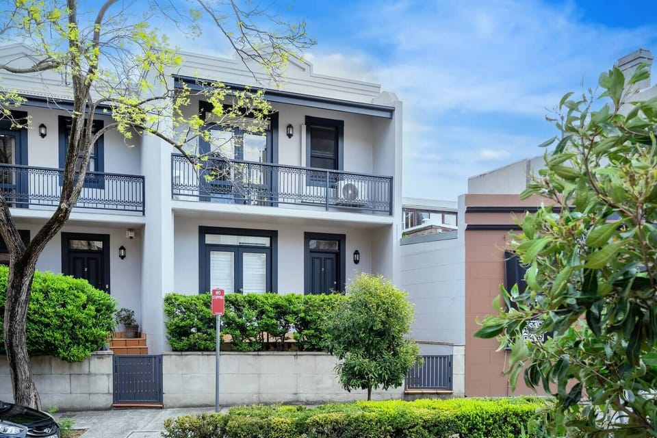 You will be moments from Rushcutters Bay and the harbour foreshore, as well as Edgecliff station.