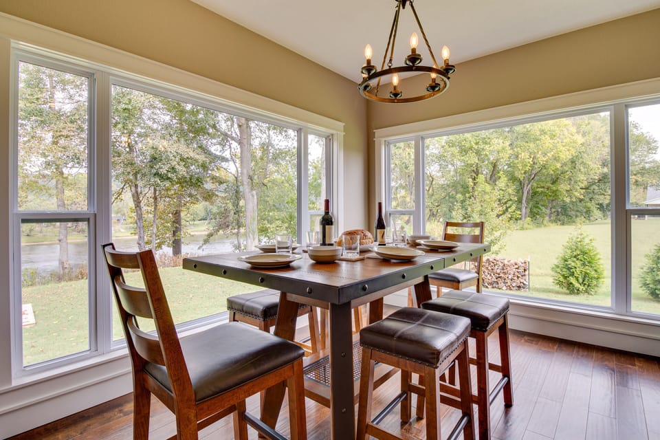 Dining Area | Dishware & Flatware Provided