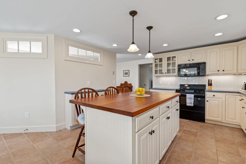 Breakfast bar with seating for 3