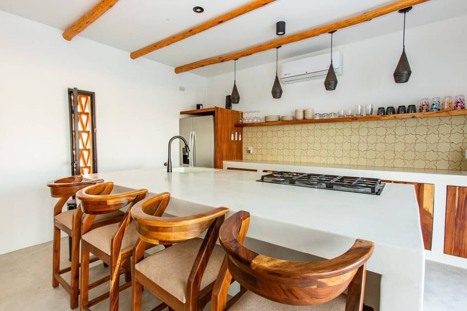 Deluxe kitchen and bar area