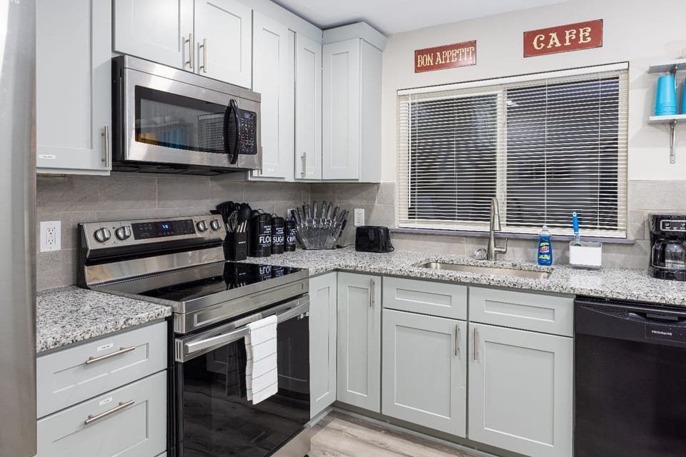 KIT#1- Beautiful granite countertops, creating a charming and stylish kitchen!