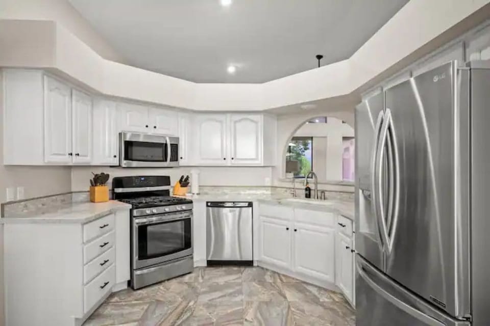 Bright & clean Kitchen
