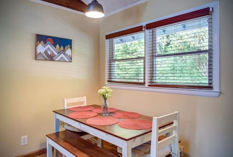 The Blue Ridge Cottage, dining table