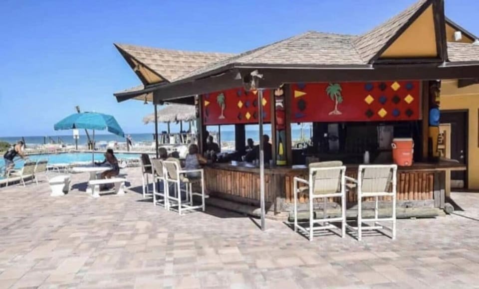 Pool side Tiki hut. Serve beveragesand best burgers in town!!