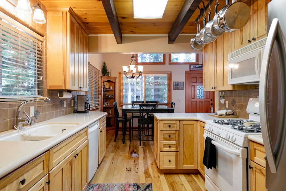 This kitchen offers simplicity with the added benefit of being fully stocked, providing everything you need for cooking, baking, and dining