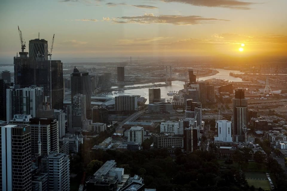 Watch as the skyline puts on a show from this fabulous apartment right in the heart of the CBD.