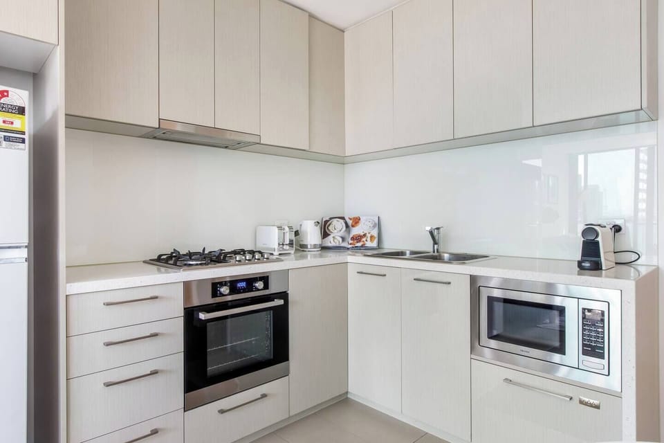 When you’re not sampling the many nearby eateries, you’ll find all you need in the modern, streamlined kitchen to prepare meals at home.  
