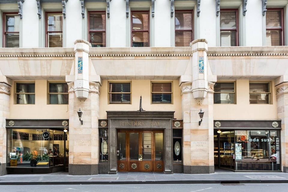 Primely located footsteps from Degraves Lane and Flinders Street Station, this apartment allows you to easily explore the CBD.