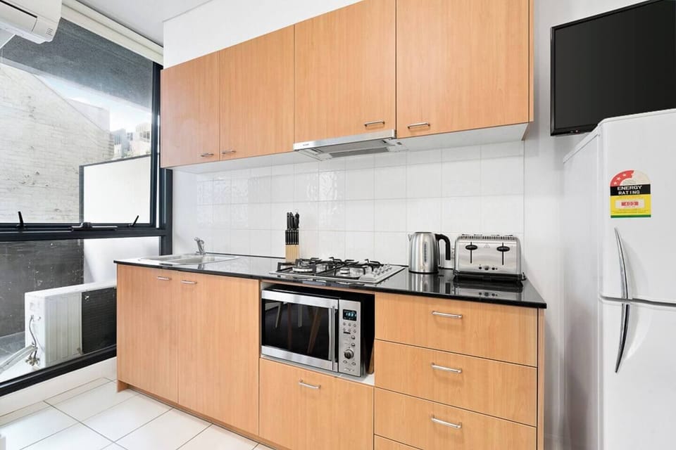  Prepare light meals at home in the kitchen, or find countless eateries close by.
