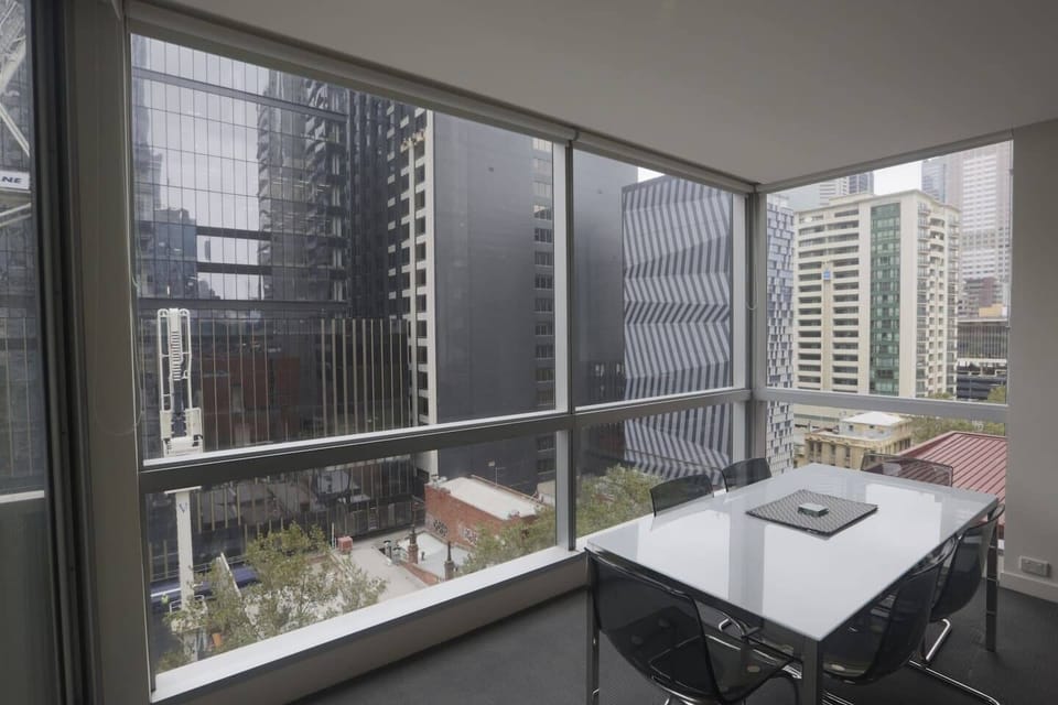 Dine together at the table with outlooks of the CBD through floor-to-ceiling windows.