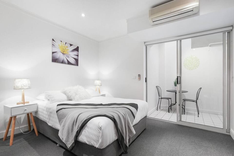 Because the apartment lacks natural light, the apartment is equipped with table lamps and recessed lighting.