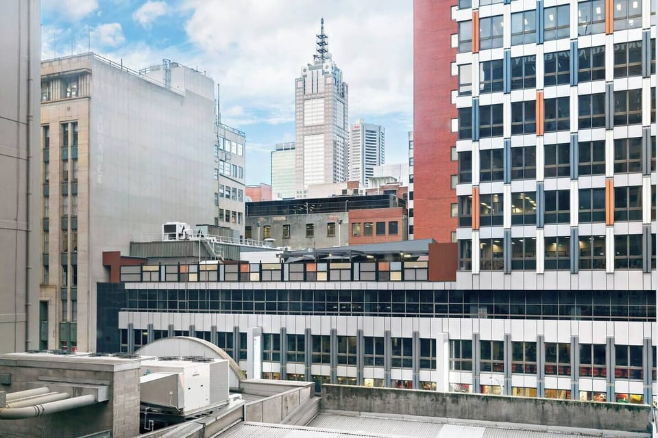 Enjoy views across the Melbourne skyline in this heart of the CBD apartment.
