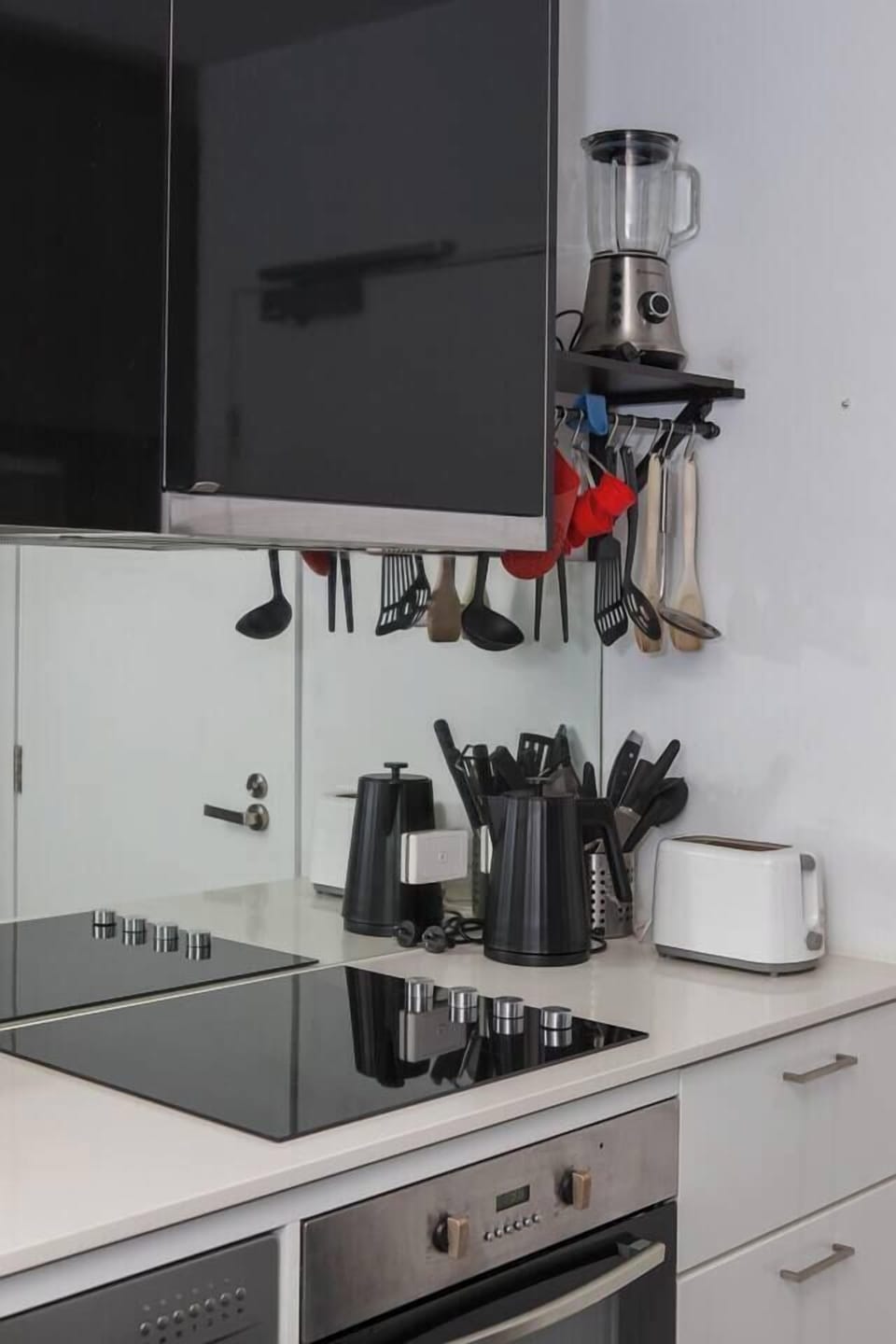 Discover a fully equipped kitchen that meets all your culinary needs with modern convenience.