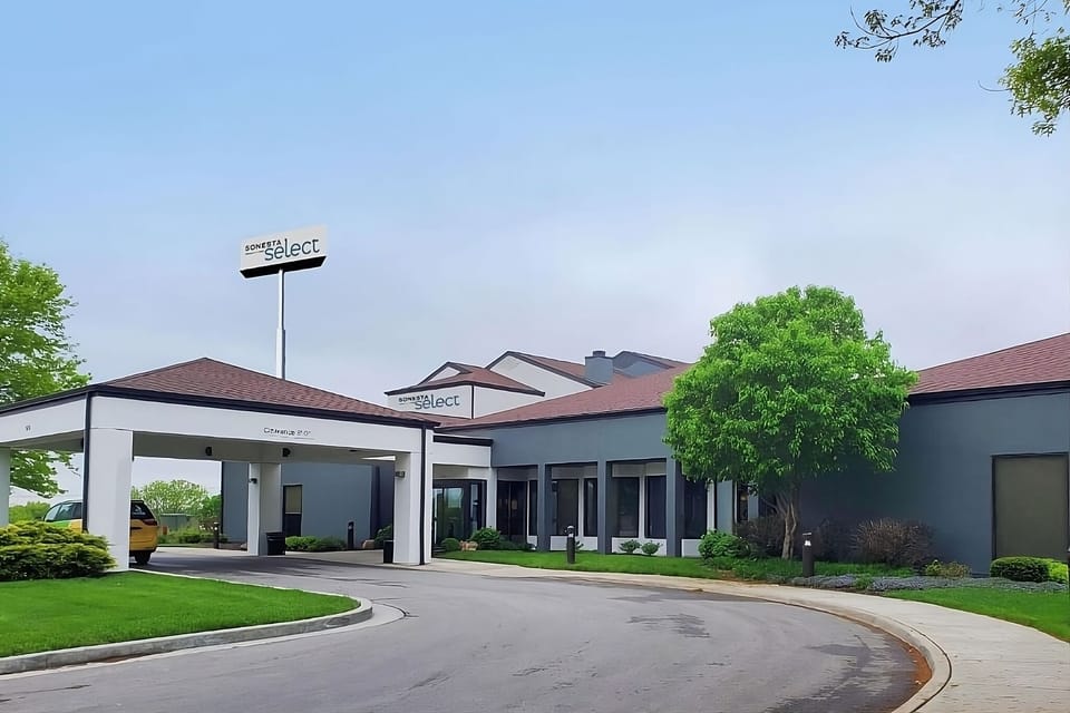 Arrive effortlessly with a welcoming entrance and easy drop-off.