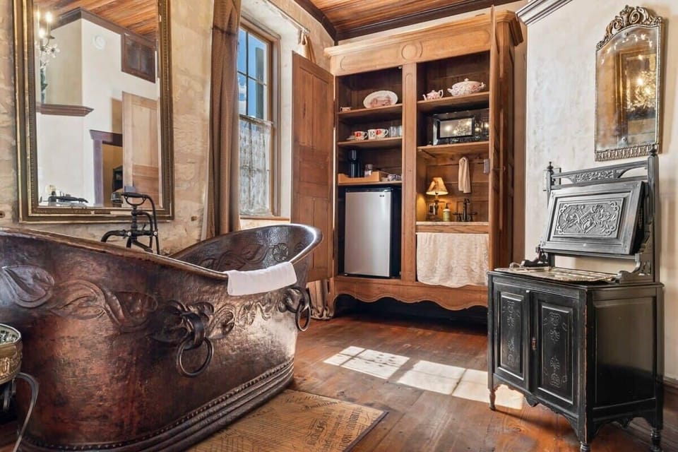 Kitchen area and bathtub