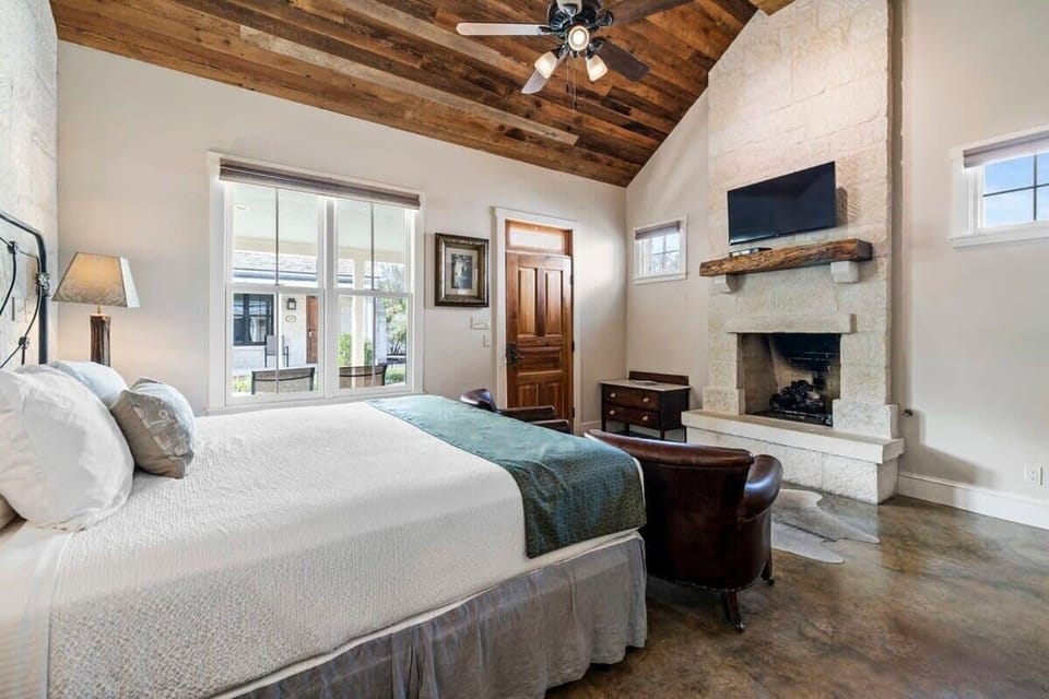 Room with bed, TV and fireplace