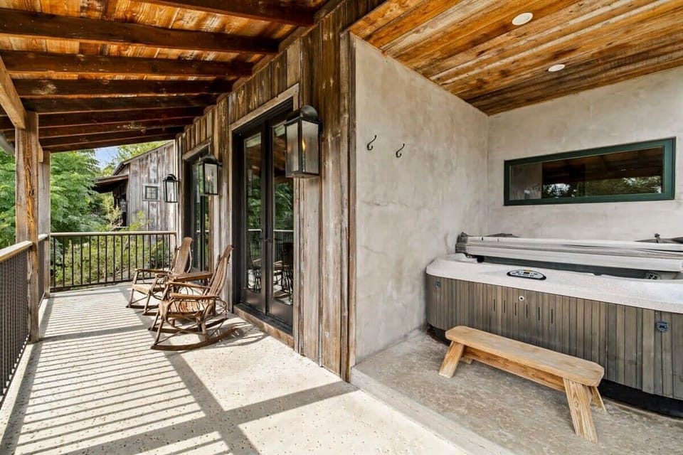 Balcony with hot tub