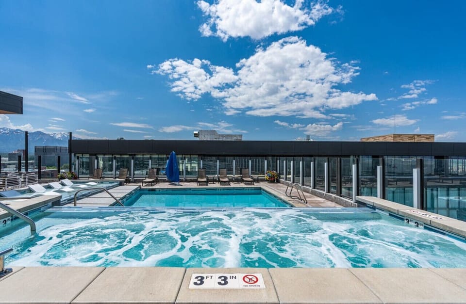 Amazing rooftop pool/sunbathing pool/Hot tub/fire pit. 360 degree views of mountains and downtown SLC.