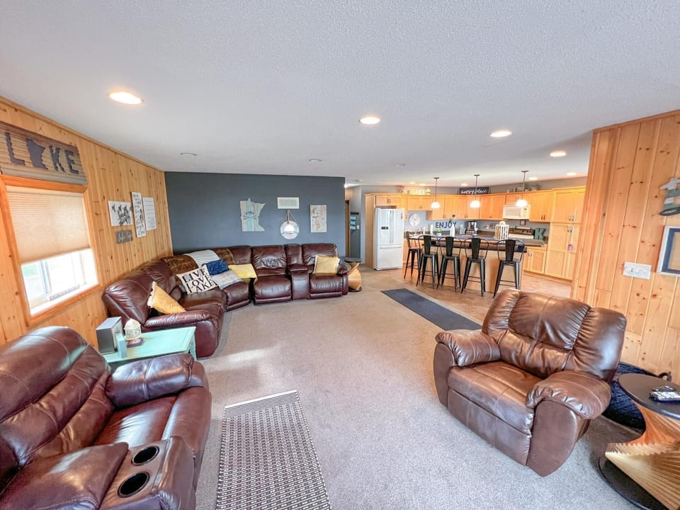 Gather 'round in the living room and enjoy unforgettable moments with your friends and family. (1)