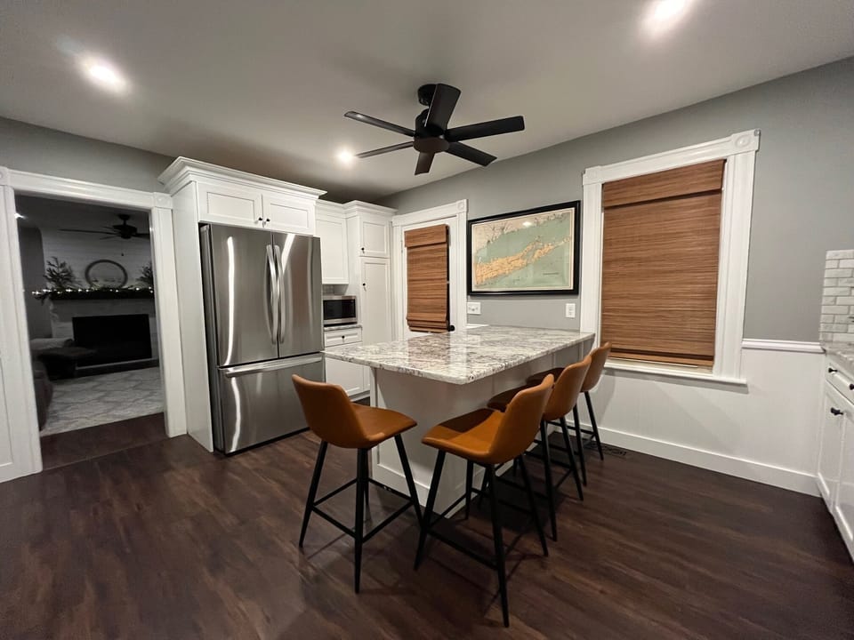 Eat-in kitchen