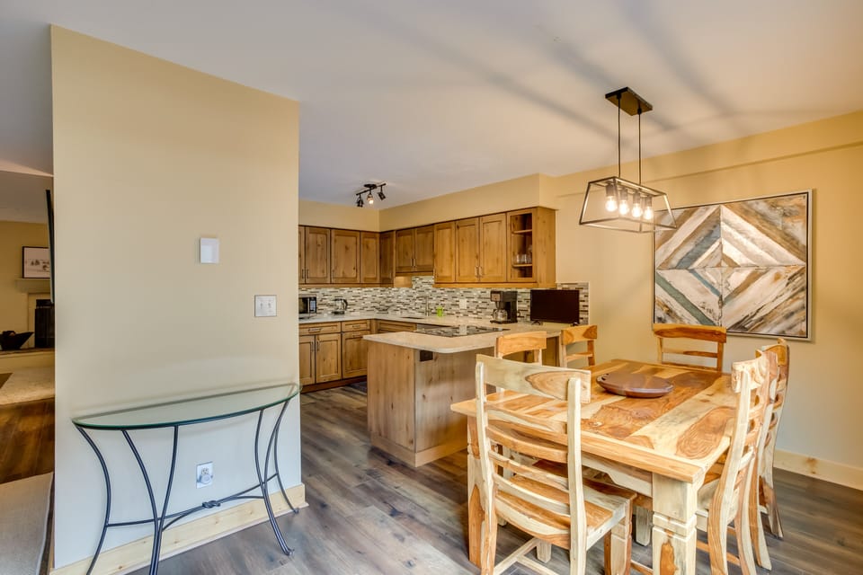 Dining Area | Dishware/Flatware Provided
