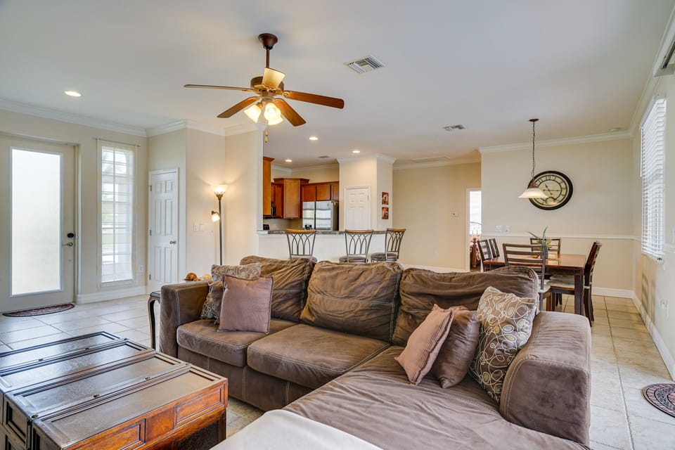 Living Room | Single Story | Free WiFi | Central A/C | Smart TV