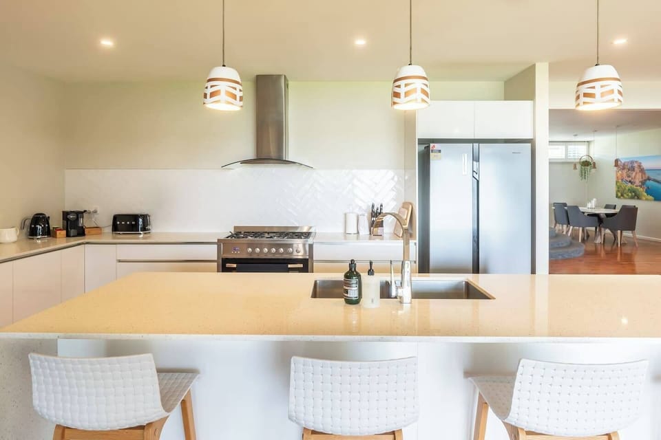Benchtop seating offers space to have a quick bite to eat or chats with the cook.