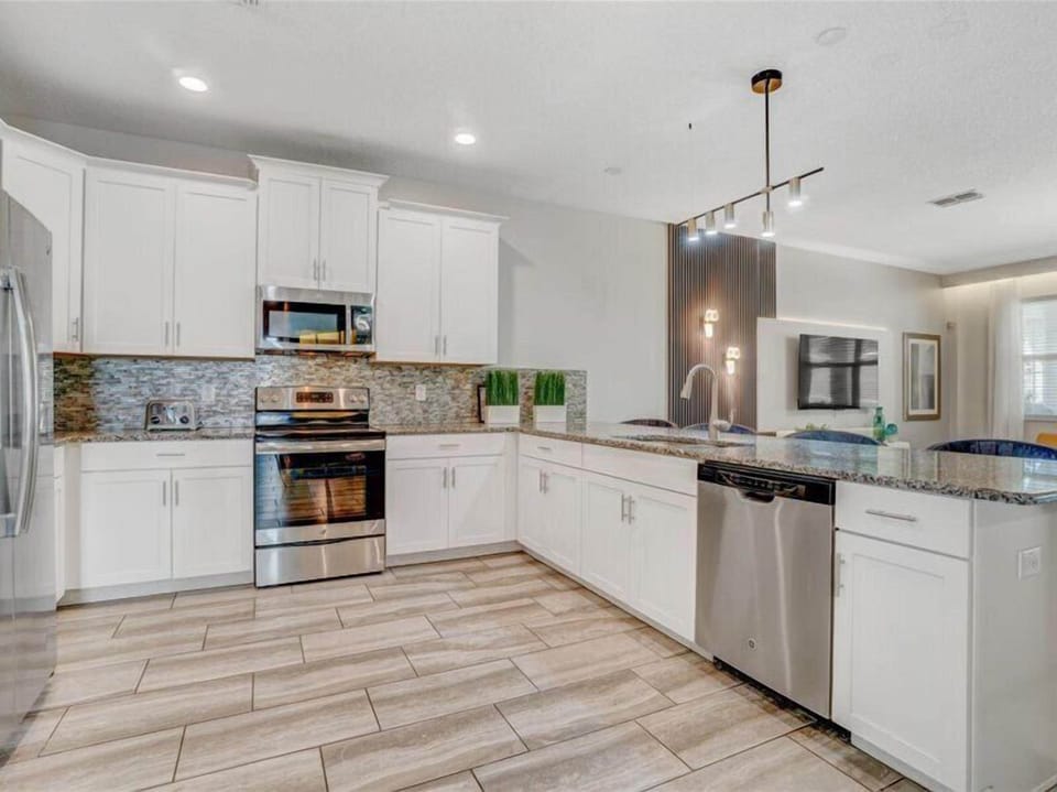 Kitchen And Breakfast Bar