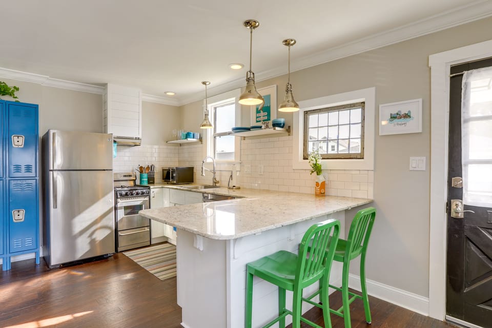 Dining Bar | Dishware/Flatware