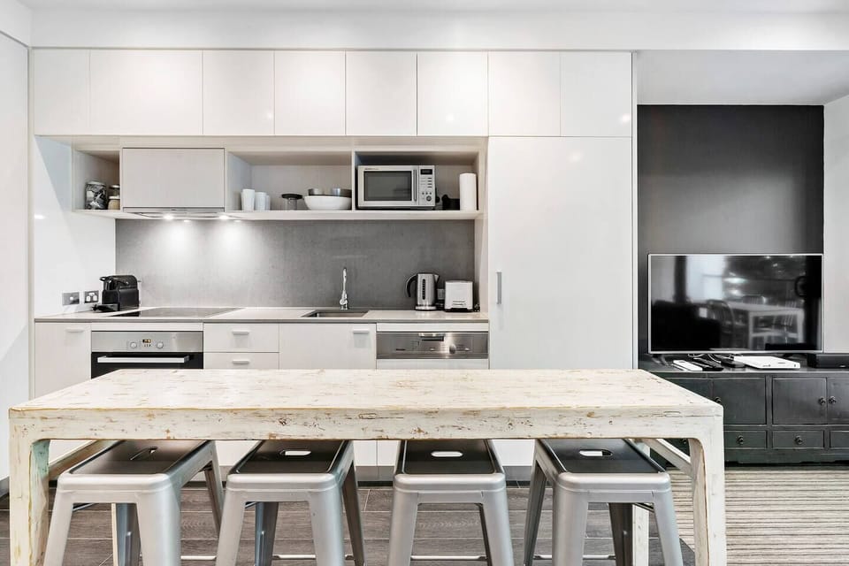 The dine in breakfast bar offers plenty of space for guests to grab a quick bite to eat or set up their laptop and work from home.