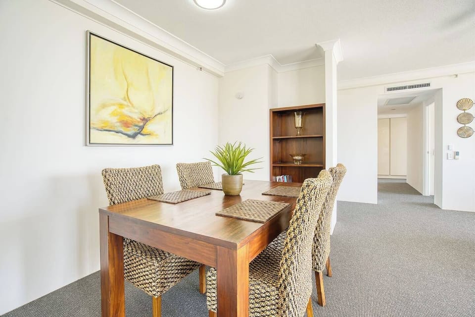 Enjoy the open plan dining area with room for 4 people to wine and dine comfortably while enjoying the views and ambience