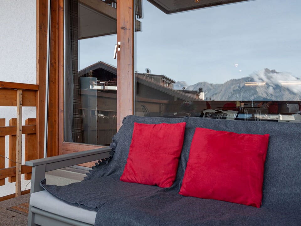 Property, Comfort, Building, Sky, Wood, Shade, Interior Design, Pillow, Hardwood, Rectangle