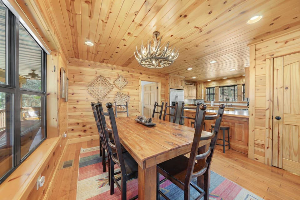 Dining for 8!  Plenty of room for memory making!
