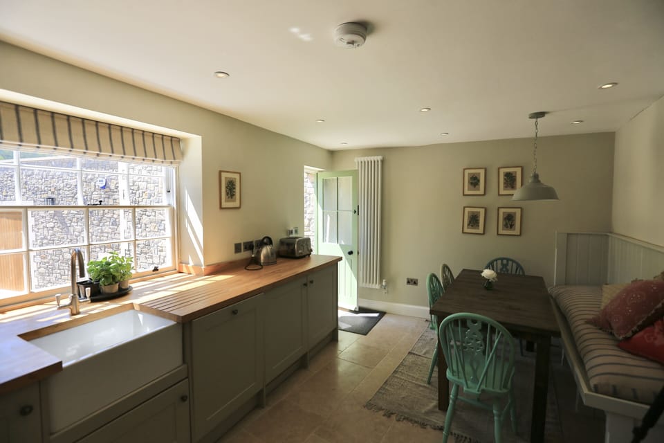 Fully equipped kitchen with seating for 7 guests 
