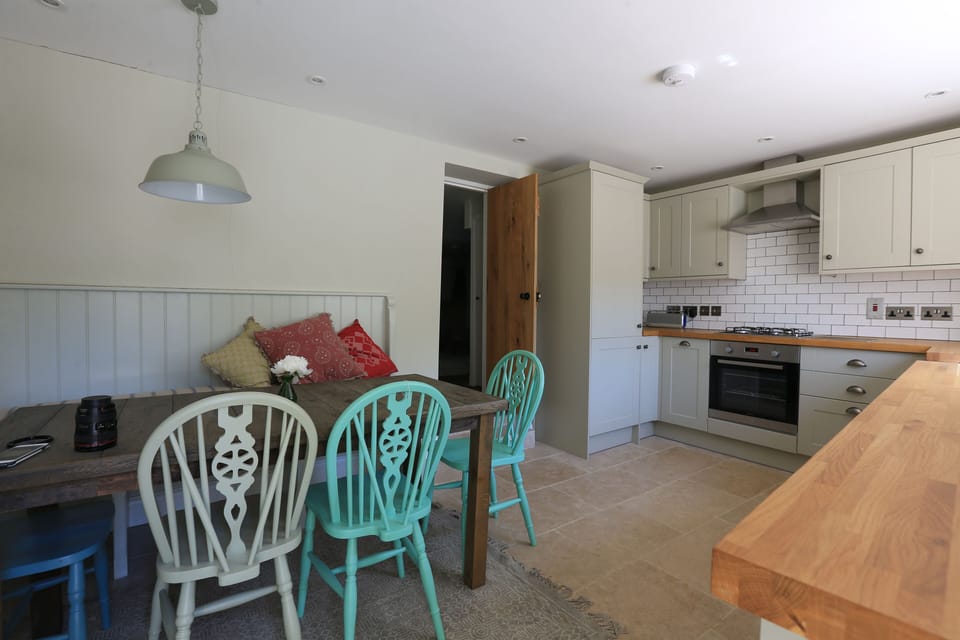Plenty of seating for 7 guests, fridge freezer and washing machine