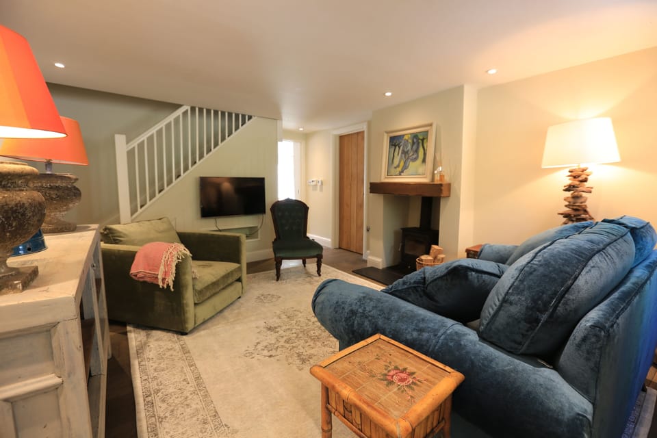 Large sitting room with wood burner 