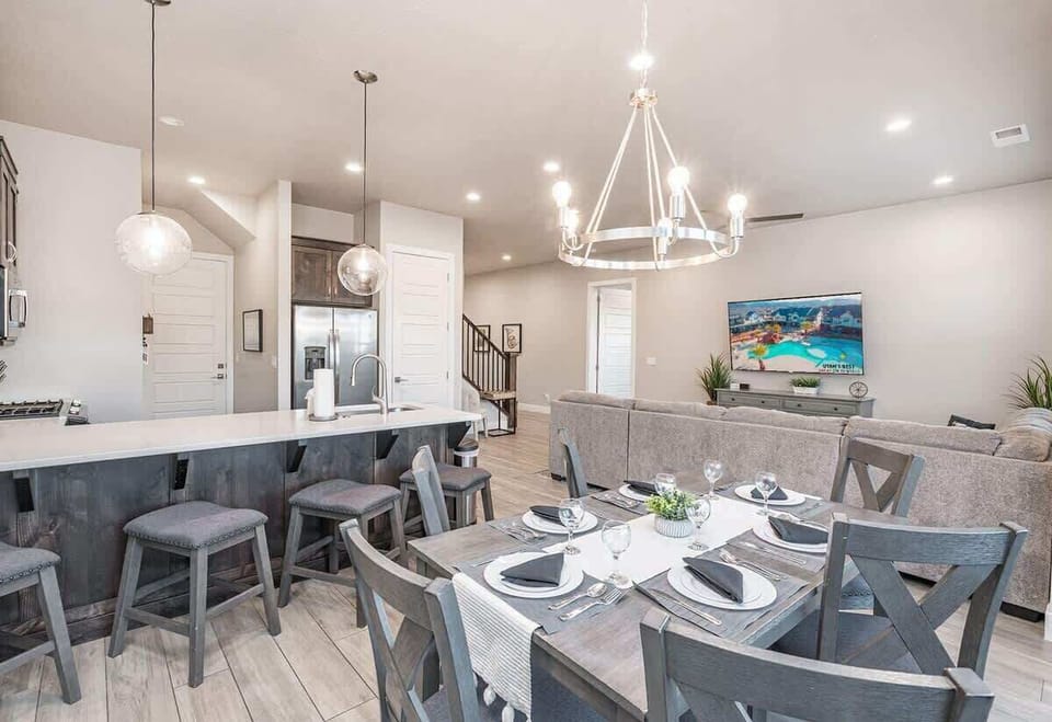 61 - Kitchen and dining area with seating for 10